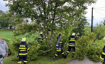 FOTO: Prudký lejak spôsobil v Pečeňanoch ťažkosti