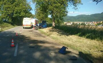 FOTO: Trenčianski hasiči zasahovali pri nehode v Soblahove, vodič skončil v rukách záchranárov
