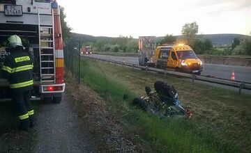 FOTO: Hasiči vyťahovali prevrátený traktor v blízkosti diaľnice D1 pri Trenčíne 