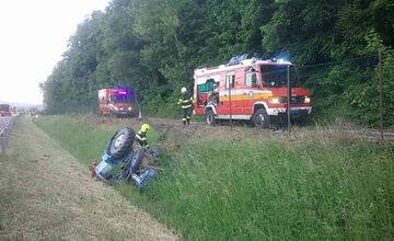 FOTO: Hasiči vyťahovali prevrátený traktor v blízkosti diaľnice D1 pri Trenčíne 
