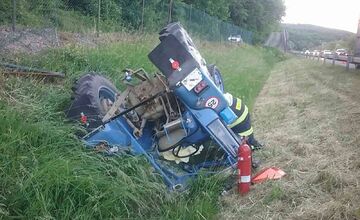 FOTO: Hasiči vyťahovali prevrátený traktor v blízkosti diaľnice D1 pri Trenčíne 