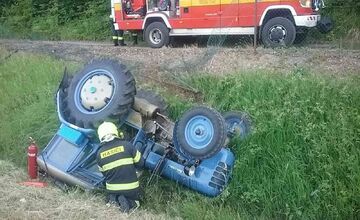 FOTO: Hasiči vyťahovali prevrátený traktor v blízkosti diaľnice D1 pri Trenčíne 