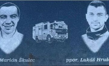 FOTO: Zosnulých hasičov si po roku od tragédie pripomenuli vystavením tabule v Novom Meste nad Váhom 