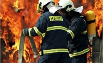 FOTO: Zosnulých hasičov si po roku od tragédie pripomenuli vystavením tabule v Novom Meste nad Váhom 