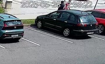 FOTO: Mestská polícia zasahovala proti násilníkovi v centre Partizánskeho, agresívneho muža museli spacifikovať