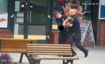 FOTO: Mestská polícia zasahovala proti násilníkovi v centre Partizánskeho, agresívneho muža museli spacifikovať