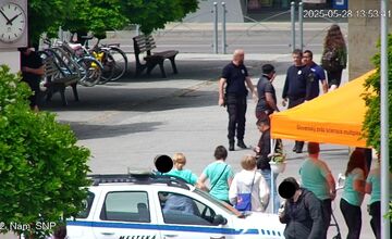 FOTO: Mestská polícia zasahovala proti násilníkovi v centre Partizánskeho, agresívneho muža museli spacifikovať