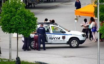 FOTO: Mestská polícia zasahovala proti násilníkovi v centre Partizánskeho, agresívneho muža museli spacifikovať