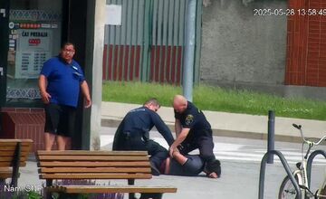 FOTO: Mestská polícia zasahovala proti násilníkovi v centre Partizánskeho, agresívneho muža museli spacifikovať