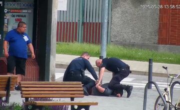 FOTO: Mestská polícia zasahovala proti násilníkovi v centre Partizánskeho, agresívneho muža museli spacifikovať