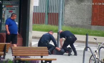 FOTO: Mestská polícia zasahovala proti násilníkovi v centre Partizánskeho, agresívneho muža museli spacifikovať