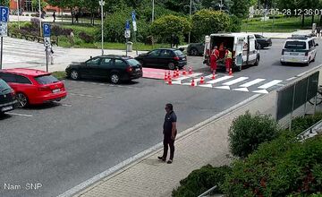 FOTO: Mestská polícia zasahovala proti násilníkovi v centre Partizánskeho, agresívneho muža museli spacifikovať