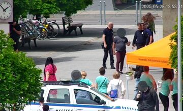 FOTO: Mestská polícia zasahovala proti násilníkovi v centre Partizánskeho, agresívneho muža museli spacifikovať