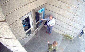 FOTO: Polícia v Trenčíne žiada verejnosť o pomoc, hľadá muža zachyteného na fotografiách