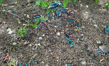 FOTO: V Trenčíne niekto len tak pohodil otravu na hlodavce do kríkov v blízkosti ihriska 