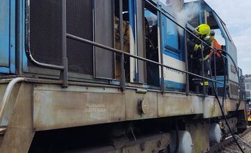 FOTO: Požiar vlaku pri Soblahove sa podarilo dostať pod kontrolu 