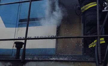 FOTO: Požiar vlaku pri Soblahove sa podarilo dostať pod kontrolu 