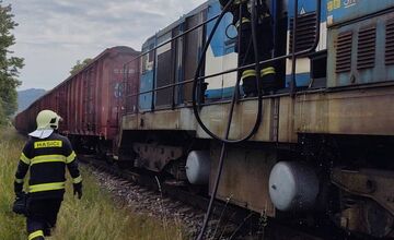 FOTO: Požiar vlaku pri Soblahove sa podarilo dostať pod kontrolu 