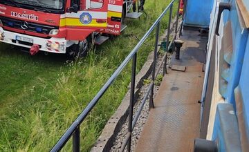 FOTO: Požiar vlaku pri Soblahove sa podarilo dostať pod kontrolu 