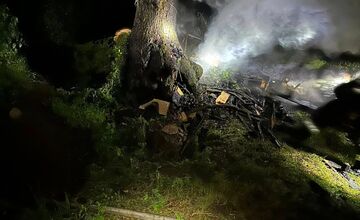 FOTO: Po údere blesku v noci horel strom aj náradie v Nedožeroch-Brezanoch, hasiči museli strom spíliť