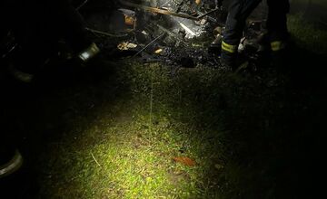 FOTO: Po údere blesku v noci horel strom aj náradie v Nedožeroch-Brezanoch, hasiči museli strom spíliť