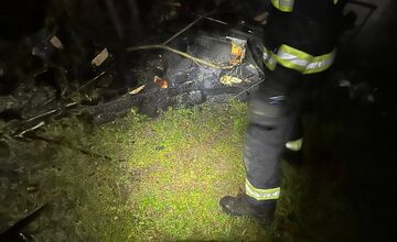 FOTO: Po údere blesku v noci horel strom aj náradie v Nedožeroch-Brezanoch, hasiči museli strom spíliť