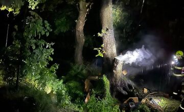 FOTO: Po údere blesku v noci horel strom aj náradie v Nedožeroch-Brezanoch, hasiči museli strom spíliť