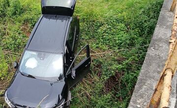 FOTO: Dopravná nehoda v Brodzanoch: Osobné auto skončilo vo vode, vodiča pomohla vyslobodiť polícia