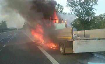 FOTO: Na D1 pri Ilave zhorela kabína dodávky, posádka zázrakom vyviazla z plameňov bez zranení