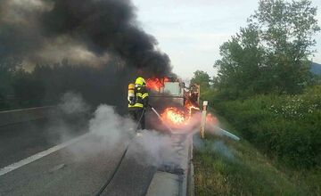 FOTO: Na D1 pri Ilave zhorela kabína dodávky, posádka zázrakom vyviazla z plameňov bez zranení