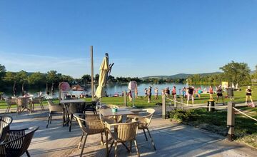 FOTO: Vyhliadkový vláčik spája Nové Mesto nad Váhom s Beckovom. Vydajte sa na výlet bez auta