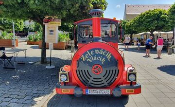 FOTO: Vyhliadkový vláčik spája Nové Mesto nad Váhom s Beckovom. Vydajte sa na výlet bez auta