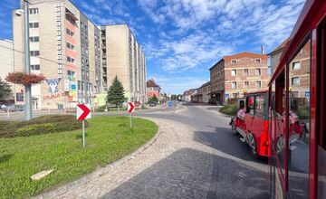 FOTO: Vyhliadkový vláčik spája Nové Mesto nad Váhom s Beckovom. Vydajte sa na výlet bez auta