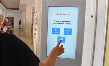 FOTO: V Trenčíne uľahčuje vybavovanie záležitostí na úrade elektronická tabula 