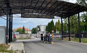 FOTO: Nemocnica v Trenčíne žiada návštevníkov, aby viac využívali zadný vjazd do areálu nemocnice 