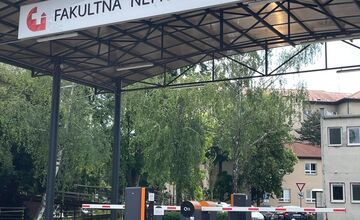 FOTO: Nemocnica v Trenčíne žiada návštevníkov, aby viac využívali zadný vjazd do areálu nemocnice 