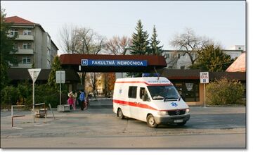 FOTO: Nemocnica v Trenčíne žiada návštevníkov, aby viac využívali zadný vjazd do areálu nemocnice 