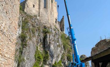 FOTO: Žeriav na hrade Beckov