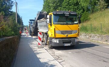 FOTO: Ulicu Pod Zámkom v Bojniciach začali frézovať, môžete sa zdržať 