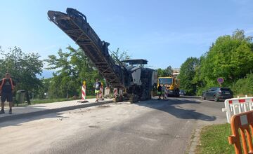 FOTO: Ulicu Pod Zámkom v Bojniciach začali frézovať, môžete sa zdržať 