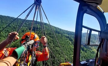 FOTO: 32-ročnú cyklistku vyslobodzovali zo skál trenčianski leteckí záchranári pomocou navijaka z vrtuľníka