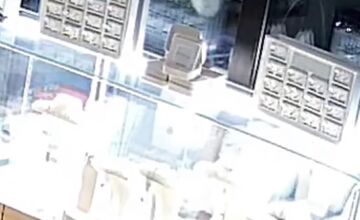 FOTO: V Ilave vykradli zlatníctvo, majitelia prosia o pomoc 