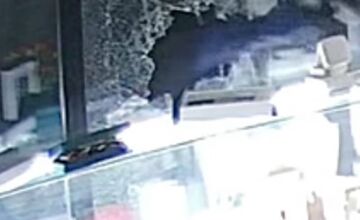 FOTO: V Ilave vykradli zlatníctvo, majitelia prosia o pomoc 