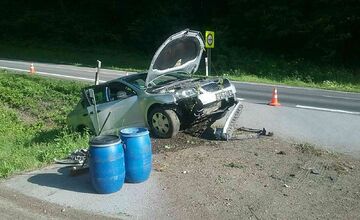 FOTO: Dopravná nehoda pri Hradišti: Vozidlo skončilo mimo vozovky, vodič je v nemocnici