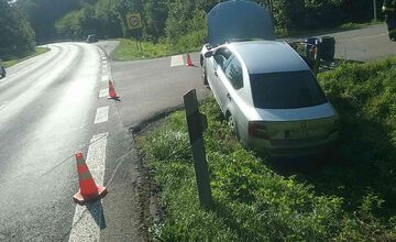FOTO: Dopravná nehoda pri Hradišti: Vozidlo skončilo mimo vozovky, vodič je v nemocnici