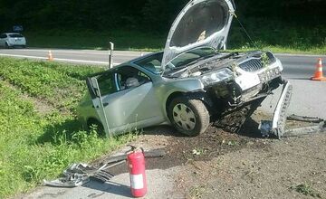 FOTO: Dopravná nehoda pri Hradišti: Vozidlo skončilo mimo vozovky, vodič je v nemocnici