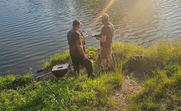 FOTO: Takmer každý desiaty rybár porušil pravidlá. Polícia a rybárska stráž preverili v Dubnici nad Váhom 61 rybárov