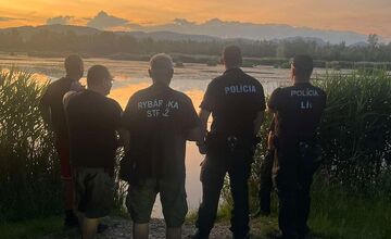 FOTO: Takmer každý desiaty rybár porušil pravidlá. Polícia a rybárska stráž preverili v Dubnici nad Váhom 61 rybárov