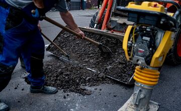 FOTO: V Novom Meste nad Váhom sa dnes ráno prepadla časť vozovky 