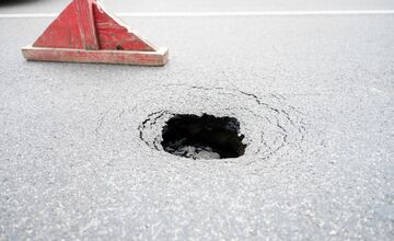 FOTO: V Novom Meste nad Váhom sa dnes ráno prepadla časť vozovky 